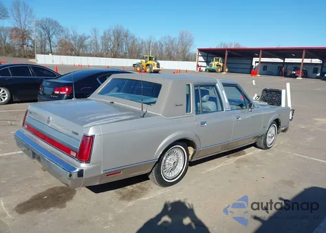 1989 Lincoln Town Car Signature z USA, uszkodzony, nr VIN 1LNBM82F3KY653998